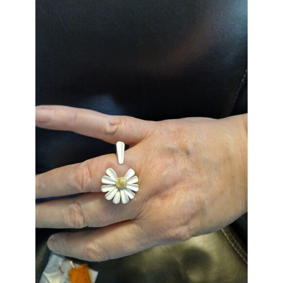 White Daisy Flower Open Ring Petal Adjustable Spring - Picture 6 of 7